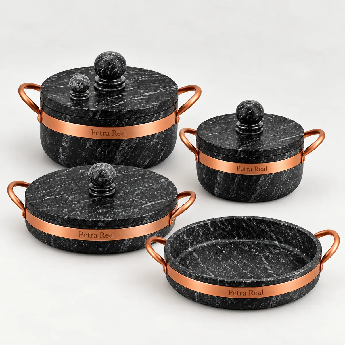 As quatro peças da coleção Petra Real de pedra-sabão com cobre